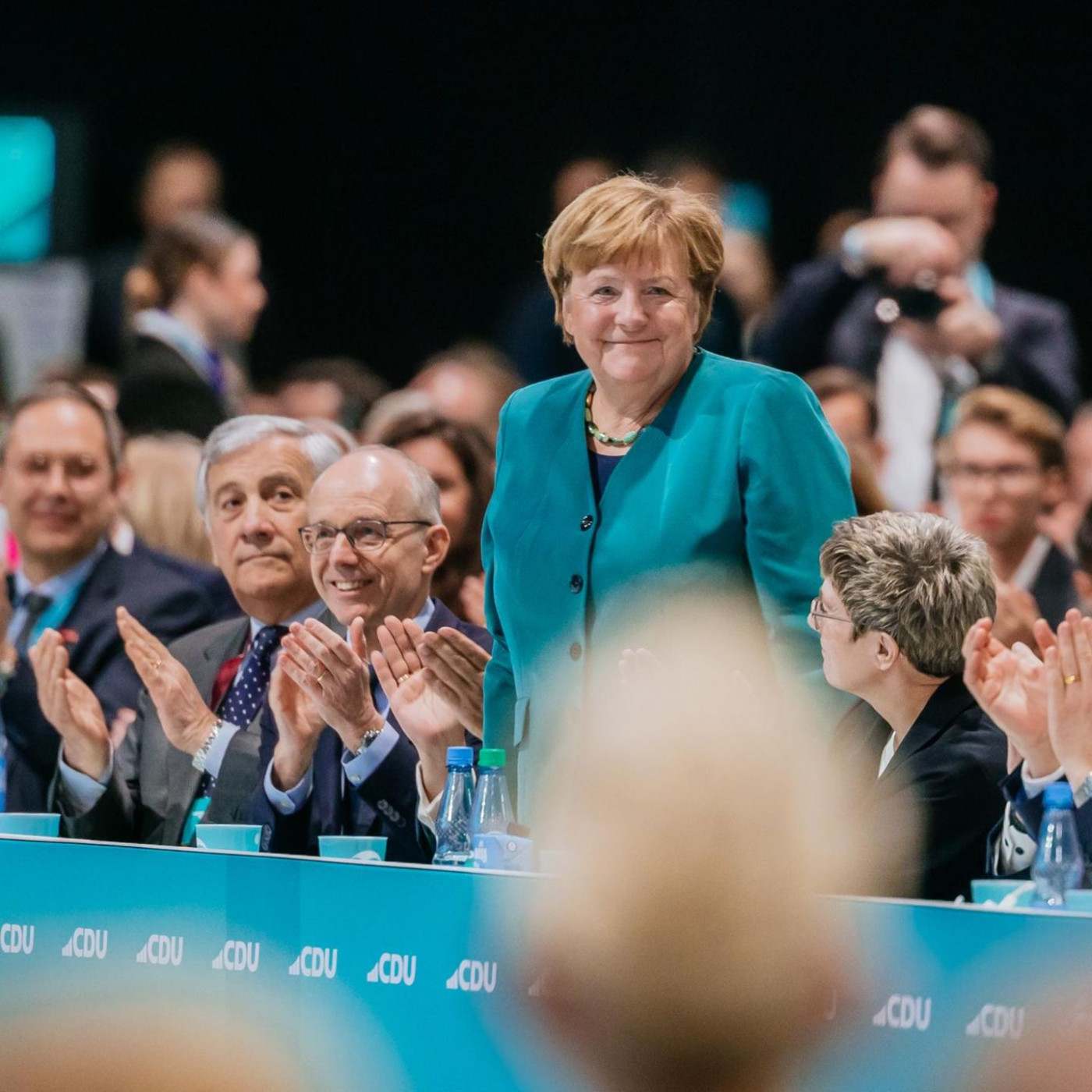 51 Mal klatscht Merkel f&uuml;r Merz &ndash; aber nicht an jeder Stelle