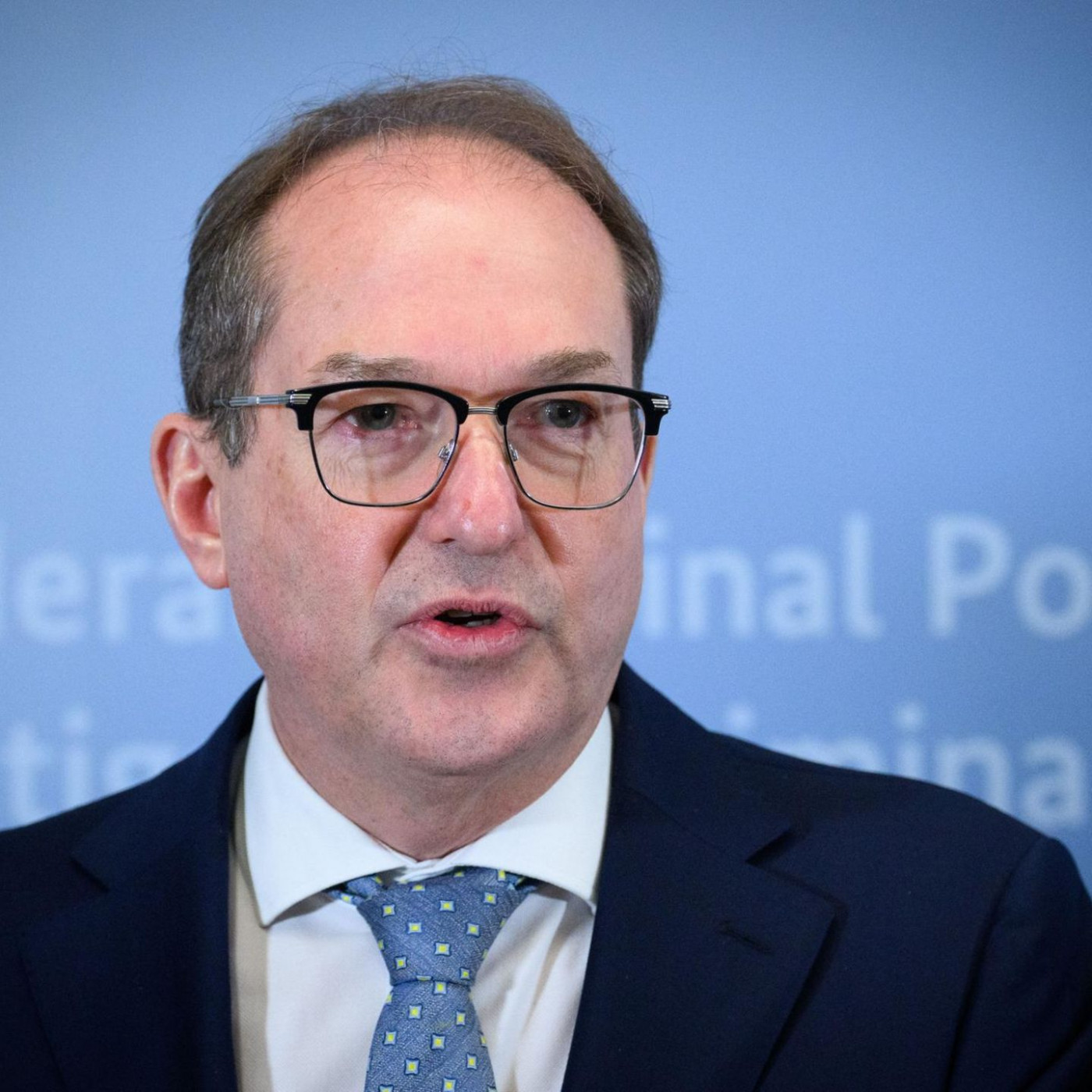 Dobrindt will Arbeitsverbot f&uuml;r Asylbewerber aufheben