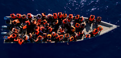 Mindestens f&uuml;nf tote Migranten an K&uuml;ste &ndash; Kind soll von Wellen ins Meer zur&uuml;ckgezogen worden sein