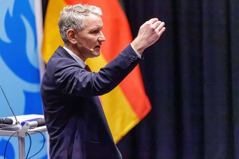 H&ouml;cke verunglimpft Gegenprotest als &bdquo;therapiebed&uuml;rftig&ldquo;