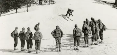 Wie eine Eliteeinheit das Skifahren zum Breitensport machte