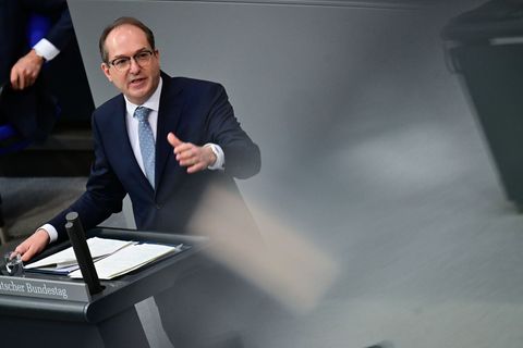 Bundestag beschlie&szlig;t versch&auml;rfte EU-Asylregeln