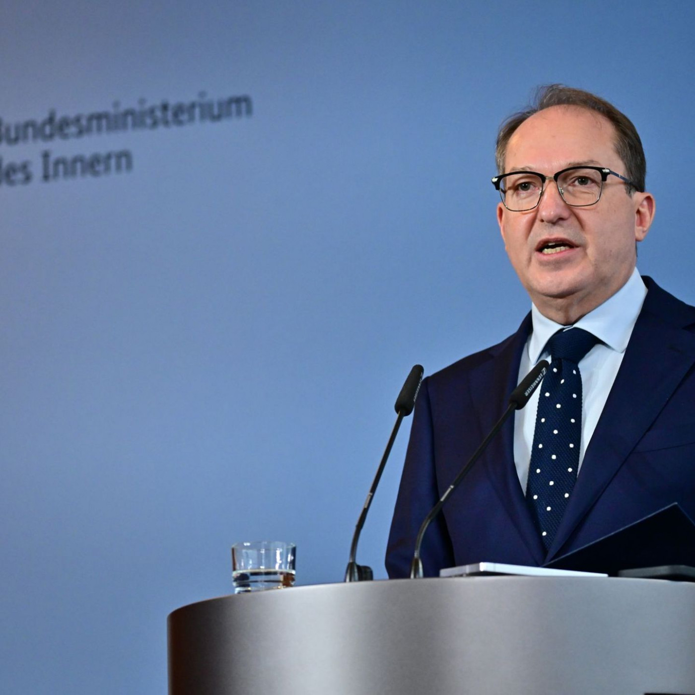 Dobrindt l&auml;sst AfD-Gutachten pr&uuml;fen