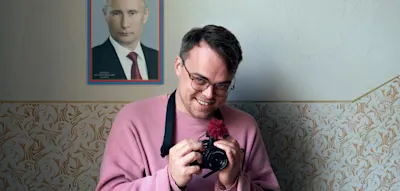 Der Mann, der Putins Krieg im Schulflur filmte