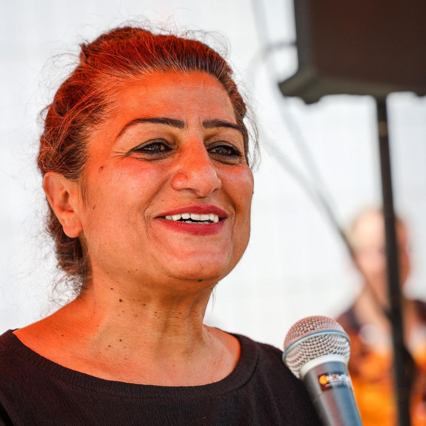 Gr&uuml;ne posiert mit Koffer aus Holocaust-Ausstellung &ndash; und tritt zur&uuml;ck