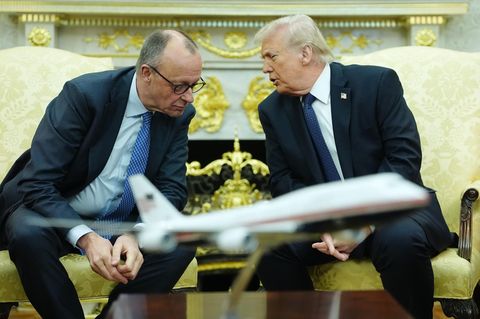 Als Trump die Kriege feiert, erstarrt der Kanzler zur Wachsfigur