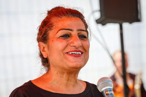 Gr&uuml;ne posiert mit Koffer in Holocaust-Ausstellung &ndash; und tritt zur&uuml;ck