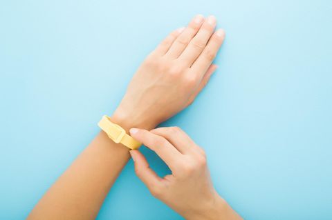 Wie ein M&uuml;ckenschutz-Armband gegen die Insekten helfen soll