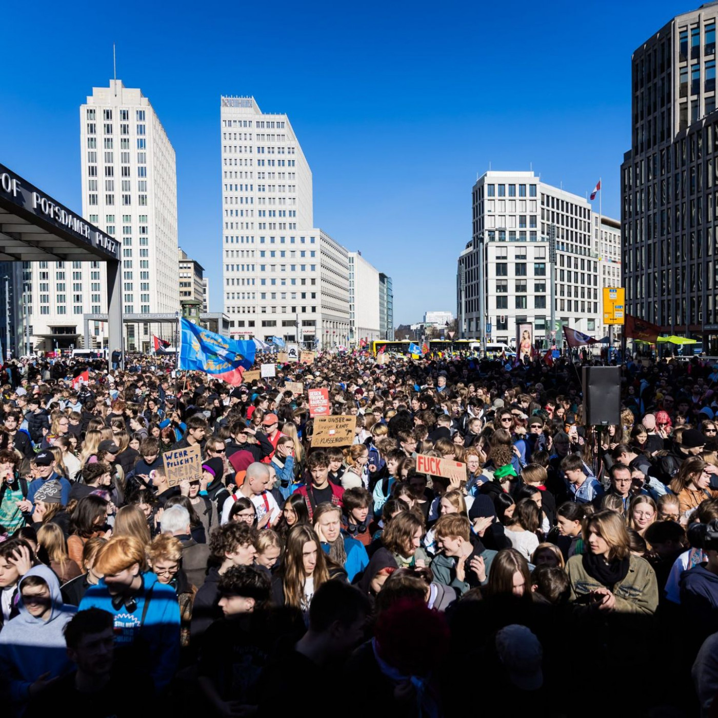 &bdquo;MERZ LECK EIER&ldquo;-Plakat: Polizei ermittelt gegen 18-J&auml;hrigen
