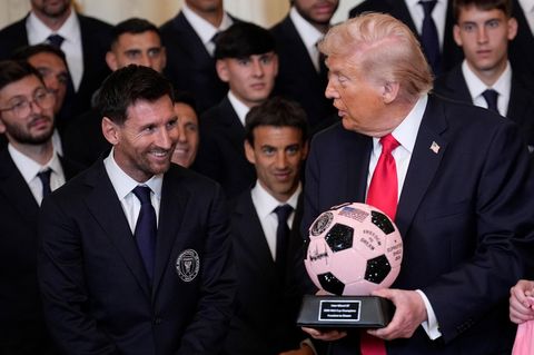 Trump &uuml;berreicht Messi rosa Ball &ndash; und droht dem iranischen Regime