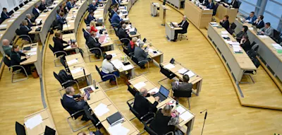 F&uuml;nf Parteien gegen die AfD &ndash;&nbsp;CDU verteidigt Gesetzespaket mit Gr&uuml;nen und Linken