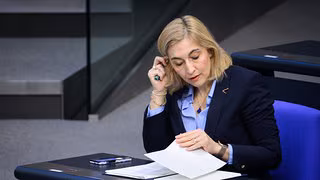 Krankenhausreform: Bundestag beschlie&szlig;t l&auml;ngere Fristen und mehr Ausnahmen