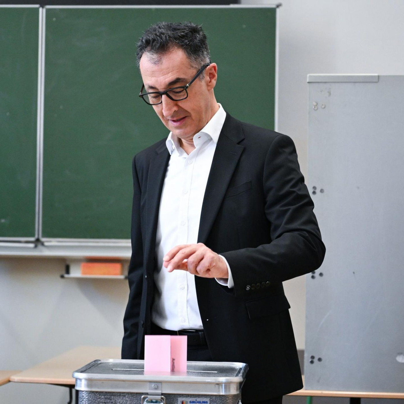 &bdquo;Das Rennen ist offen&ldquo;: Cem &Ouml;zdemir gibt in seinem Wahlkreis Stimme ab