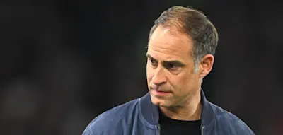 Die Kabinent&uuml;r f&auml;llt zu, dann setzt der Red-Bull-Boss auf Englisch zur Brandrede an