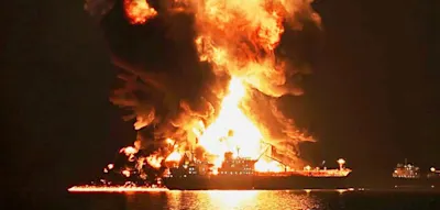 Riesige Explosion vor Iraks K&uuml;ste &ndash; Hapag-Lloyd-Frachter brennt nahe Stra&szlig;e von Hormus