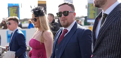 Luke Littler macht Kasse beim Pferderennen