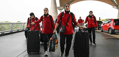 Iranische Fu&szlig;ballerinnen fliegen Richtung Heimat &ndash; doch zwei bleiben an einem geheimen Ort