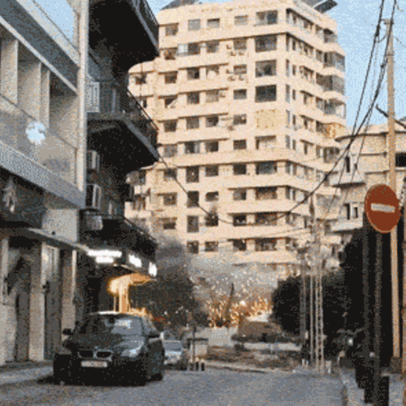 Komplettes Hochhaus st&uuml;rzt nach israelischem Raketenangriff ein