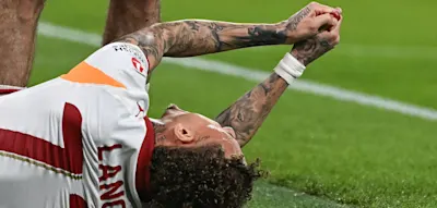 Tiefe Wunde &ndash; Galatasaray-Profi verletzt sich an Werbebande