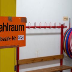 50 Prozent w&auml;hlen bis Mittag - auch die Spitzenkandidaten