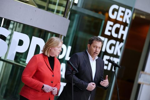 Klingbeil und Bas wollen nach &bdquo;katastrophalem Wahlabend&rdquo; Parteichefs bleiben