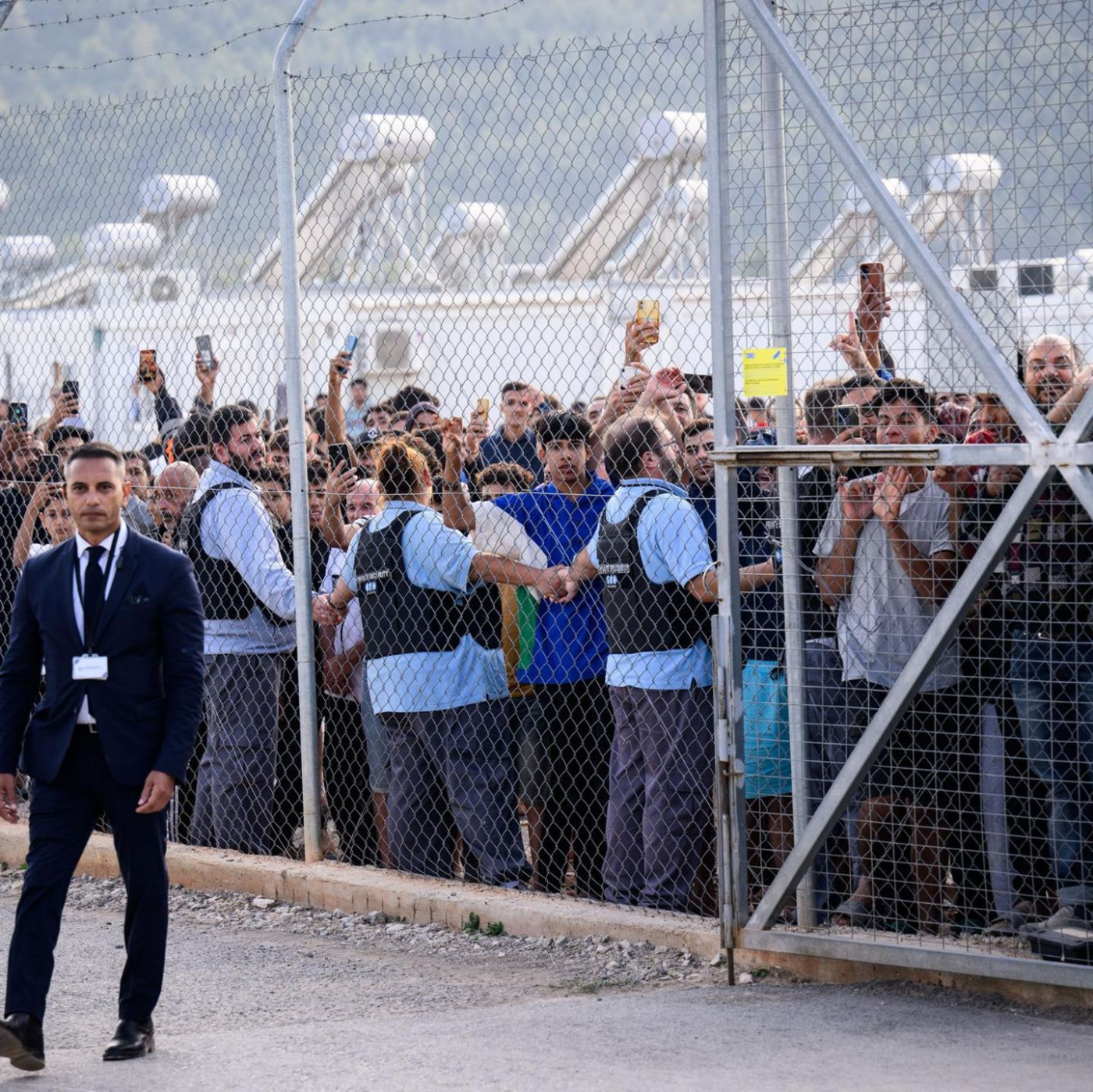 Konservative und Rechte setzen Abschiebezentren au&szlig;erhalb der EU durch