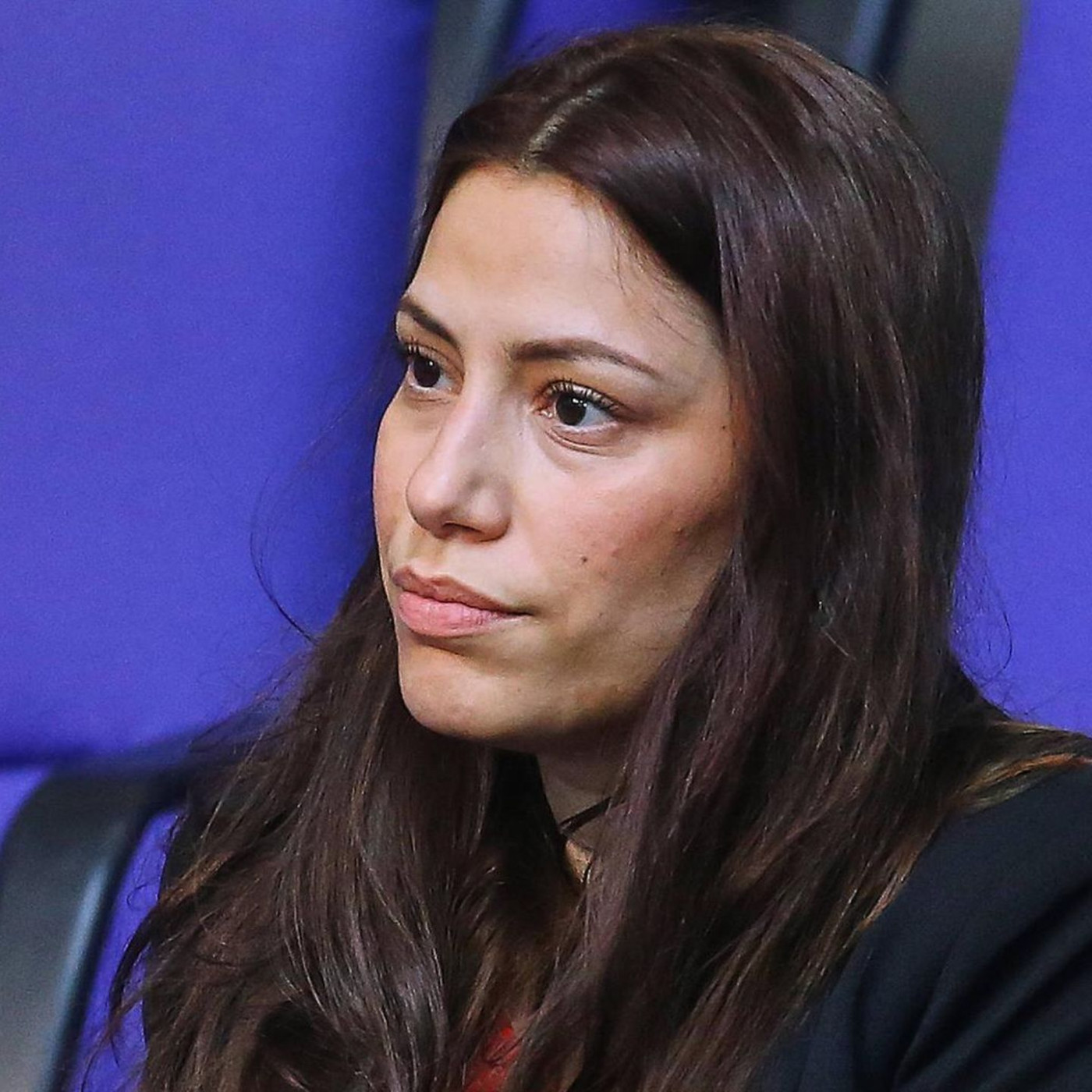 Linken-Abgeordnete K&ouml;kt&uuml;rk kontern Merz&rsquo; Zuwanderungskritik mit Stinkefinger