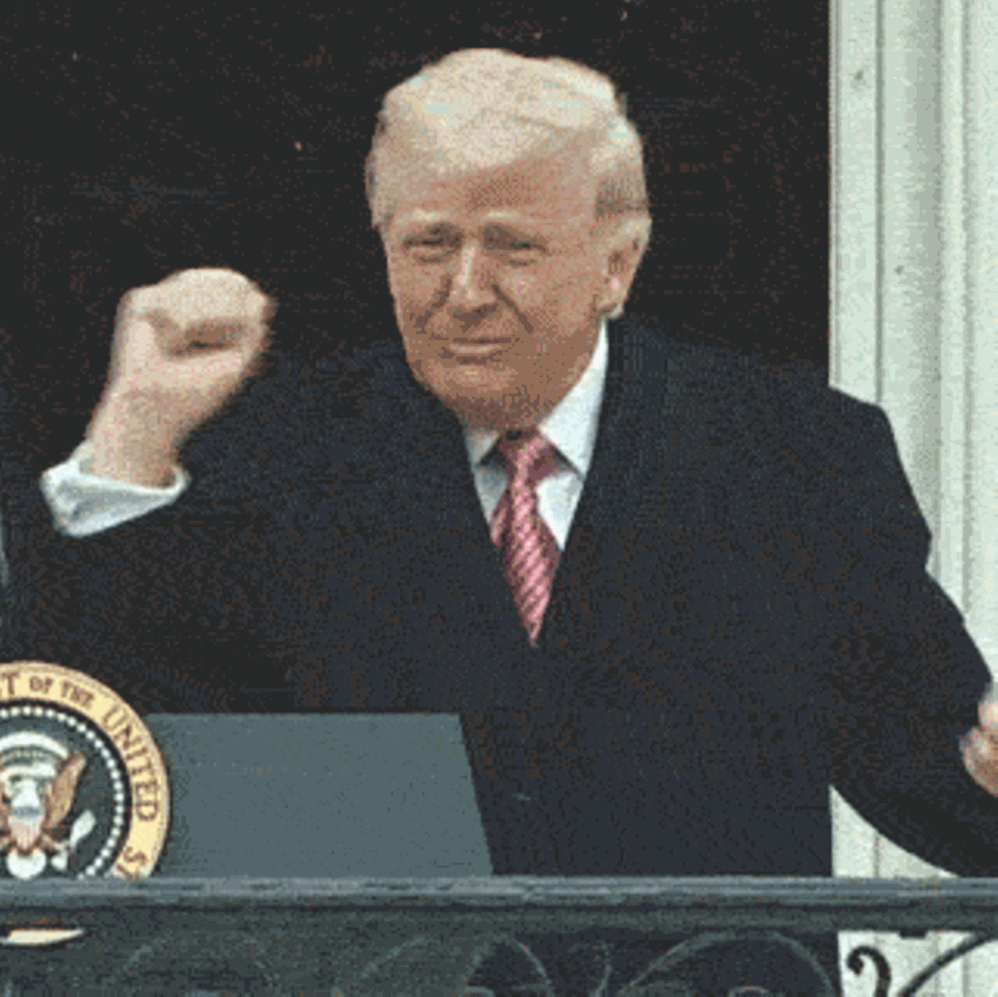 Trump schw&auml;rmt von goldenem Traktor &ndash; dann f&auml;ngt er an zu tanzen