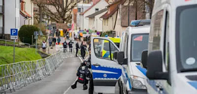 Bischof segnet junge Katholiken vor Anti-AfD-Fest &ndash; 1000 Demonstranten protestieren friedlich