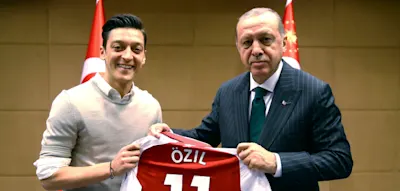 &Ouml;zils T&ouml;chter d&uuml;rfen Erdogan &bdquo;Opa&ldquo; nennen