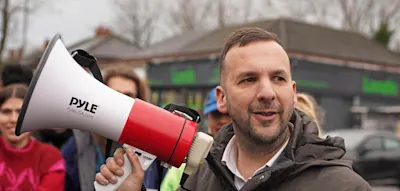 &bdquo;Wir werden bis aufs Blut ausgesaugt&ldquo; &ndash; Ein gr&uuml;ner Hypnosetherapeut sitzt Nigel Farage im Nacken