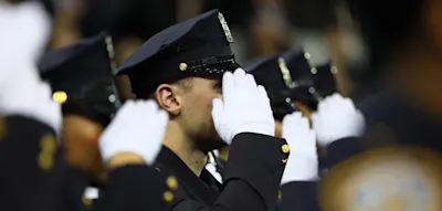 &bdquo;Das ist Bruderschaft&ldquo; &ndash; Polizisten und Feuerwehrleute pr&uuml;geln aufeinander ein