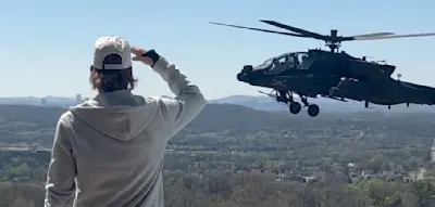 Und dann salutiert Kid Rock dem Hubschrauber-Piloten am Swimmingpool