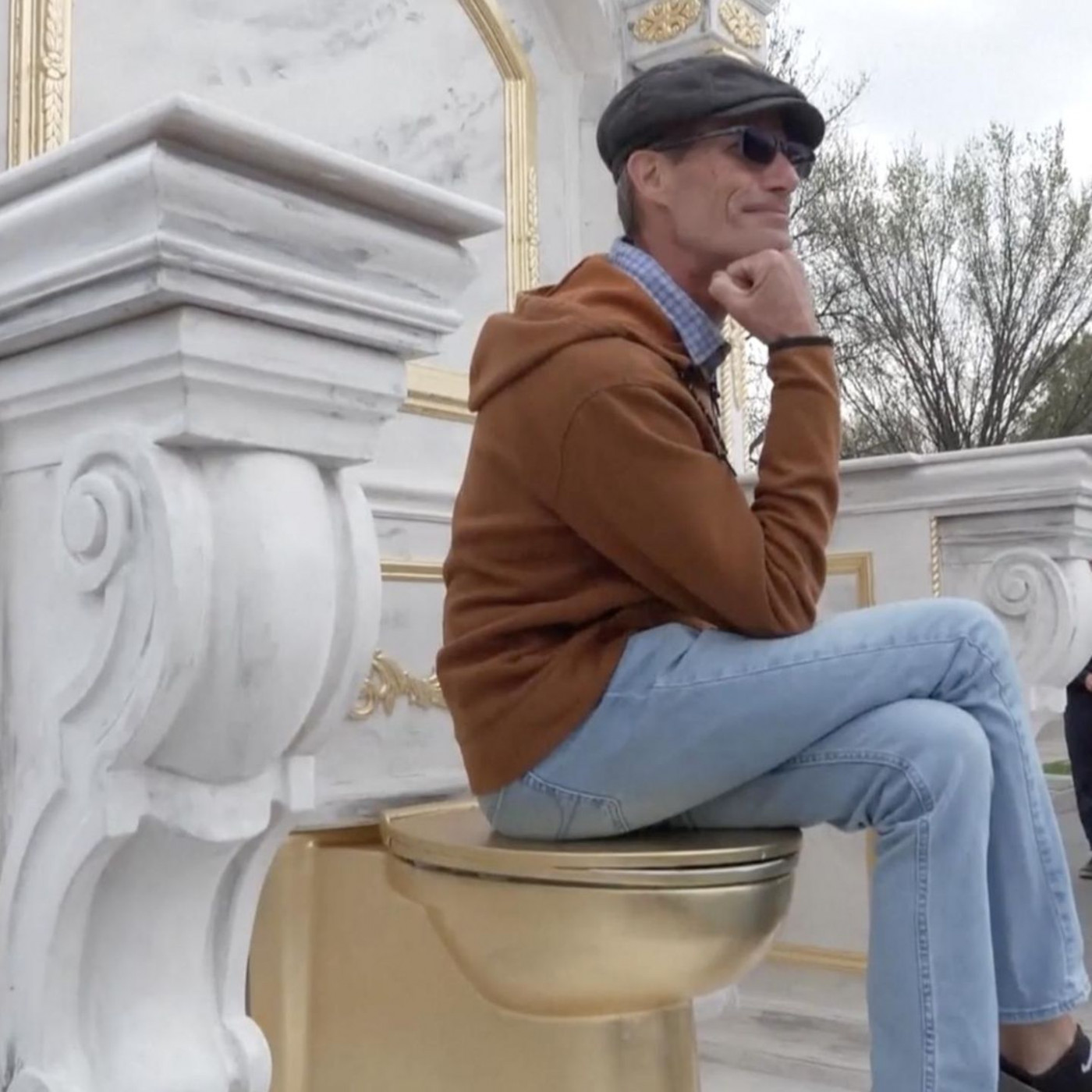 &bdquo;Thron, der eines K&ouml;nigs w&uuml;rdig ist&ldquo; &ndash;&nbsp;Goldenes Freiluft-Klo verh&ouml;hnt Trump