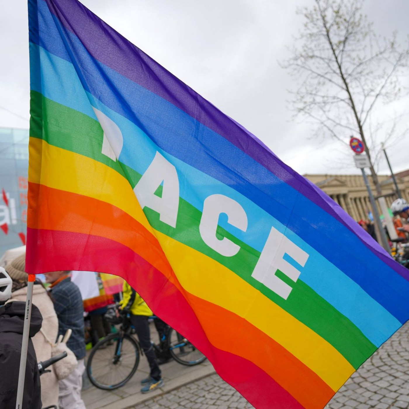 Zehntausende demonstrieren bei Osterm&auml;rschen f&uuml;r Frieden