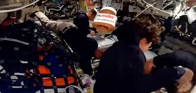 Und dann schwebt pl&ouml;tzlich ein Nutella-Glas durch die Raumkapsel