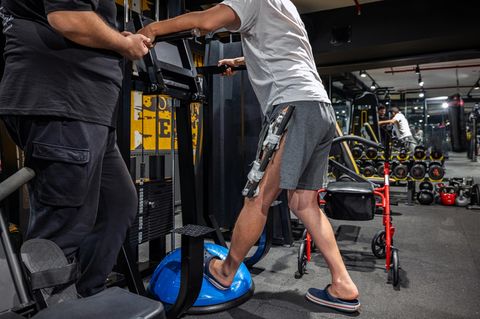 Sie lassen sich die Beine brechen, um gr&ouml;&szlig;er zu werden. Zu welchem Preis?