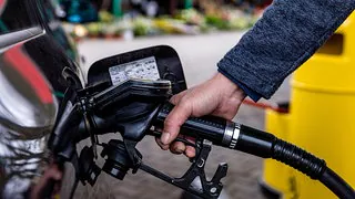 Diesel erstmals &uuml;ber 2,50 Euro &ndash; Kritik an 12-Uhr-Regel