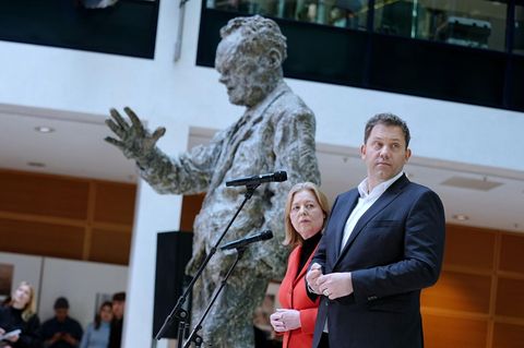 Wie Lars Klingbeil pl&ouml;tzlich B&auml;rbel Bas aussticht