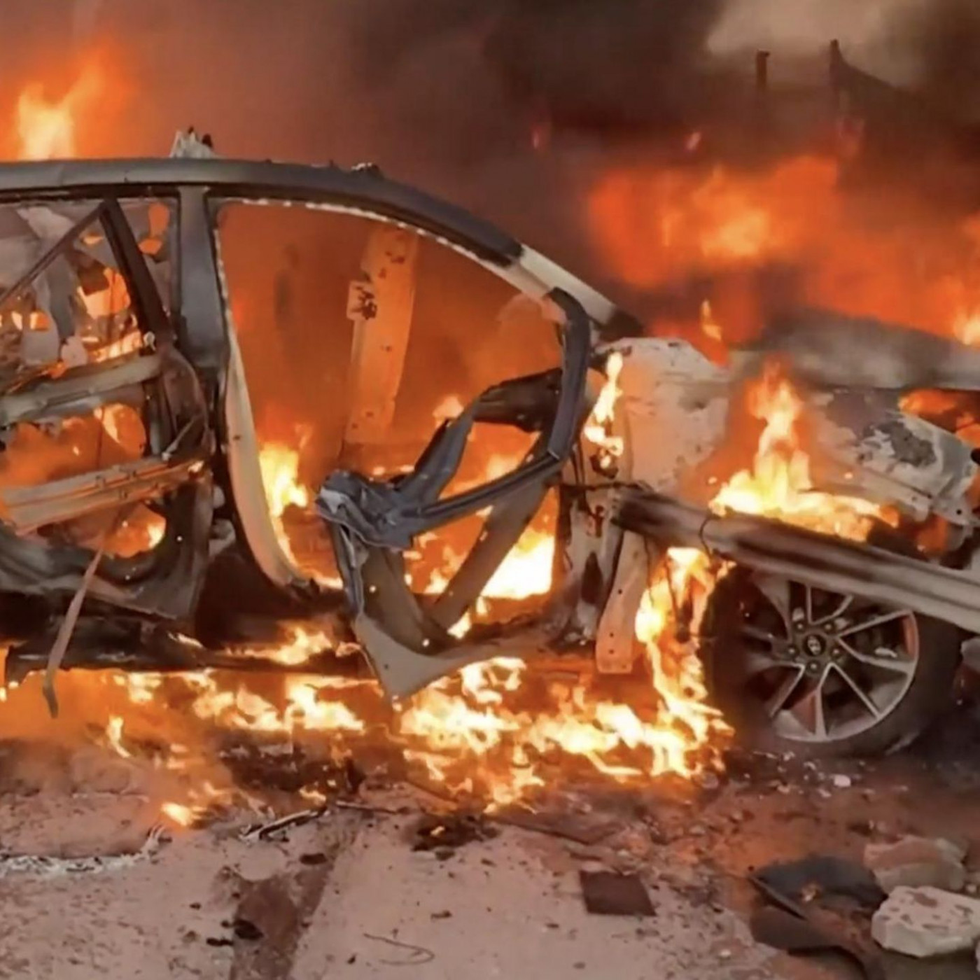 Israelischer Luftschlag t&ouml;tet Reporter &ndash; Wagen brennt komplett aus