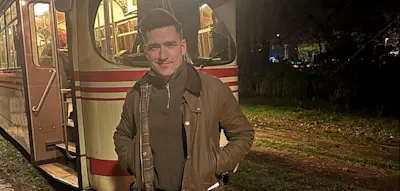 Martin Sellner h&auml;lt Migrationsvortrag in Stra&szlig;enbahn &ndash; Unternehmen ist &bdquo;schockiert&ldquo;