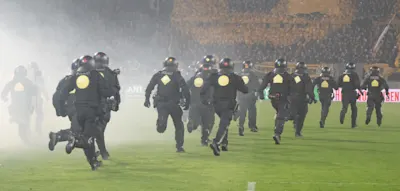 Polizei verhindert Schl&auml;gerei zwischen 200 Fans in der Nacht