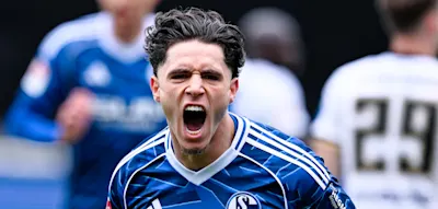 Traumtor, Platzverweis, Jubel &ndash; Schalke siegt und feiert trotz Unterzahl