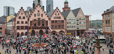 &bdquo;Wir brauchen diesen Islamismus nicht!&ldquo; &ndash; Proiranische Demo sorgt f&uuml;r Protest, Polizei trennt Lager