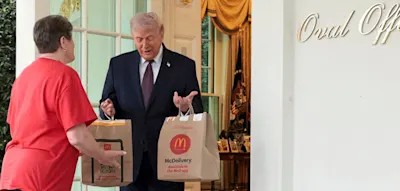 &bdquo;Sieht nicht gestellt aus, oder?&ldquo; &ndash; Trump l&auml;sst McDonald&rsquo;s-Men&uuml;s direkt ins Wei&szlig;e Haus liefern