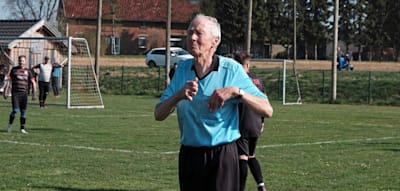 Jeder Schiedsrichter h&auml;tte in diesem Spiel Rot gezeigt &ndash; nur dieser 81-J&auml;hrige nicht
