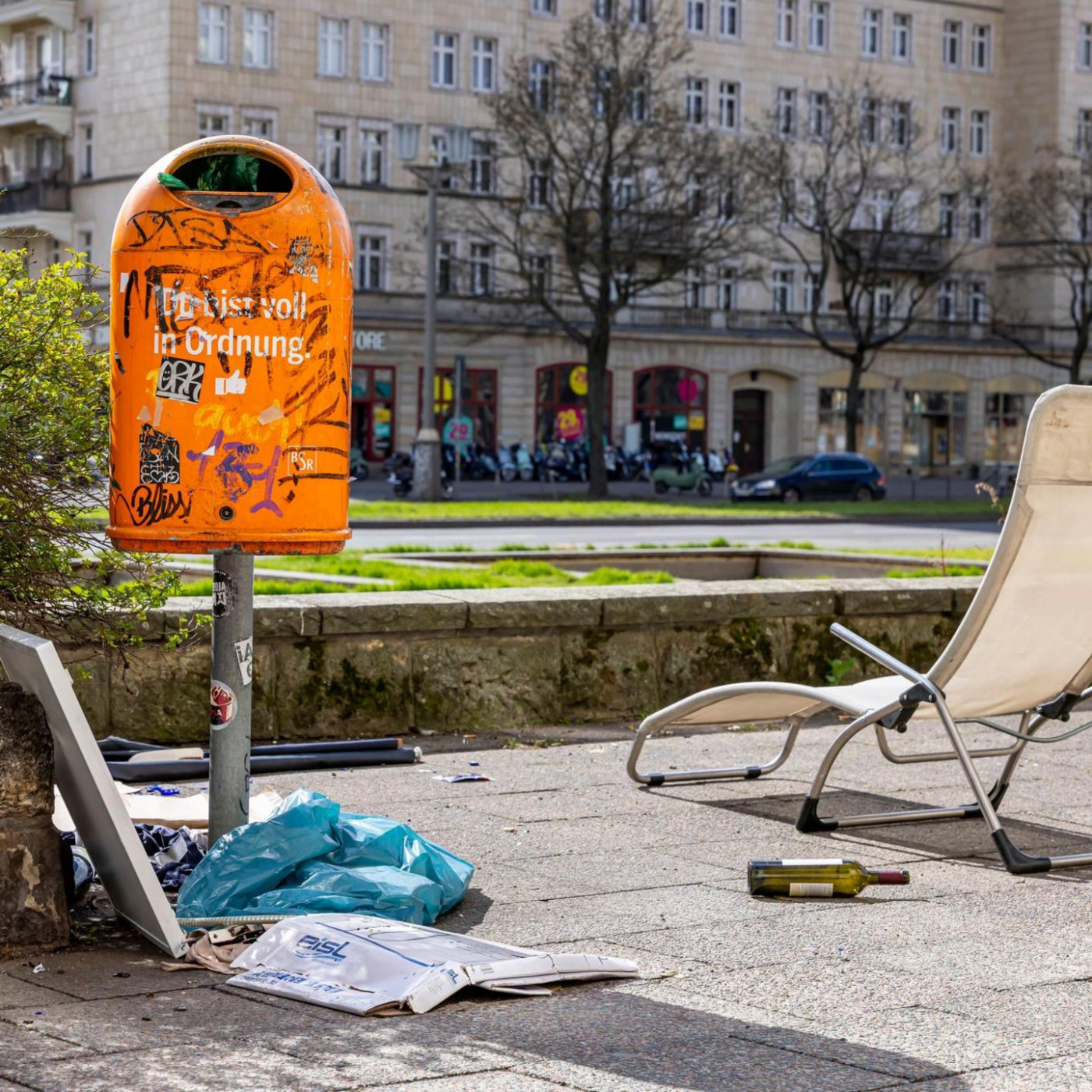 Wo ihr gerade da seid, liebe Touristen, k&ouml;nnt ihr uns beim M&uuml;ll helfen?