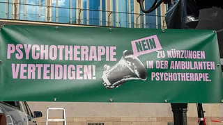 Psychotherapeutin geht gegen K&uuml;rzungen auf die Stra&szlig;e: "Dann leidet die Therapie und allein die Patienten darunter"