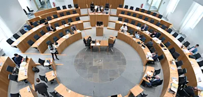 CDU, SPD und Gr&uuml;ne wollen mit alter Mehrheit Verfassung &auml;ndern &ndash; AfD spricht von &bdquo;Frontalangriff&ldquo;