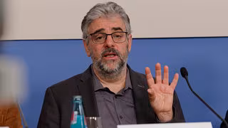 Gesundheits&ouml;konom Rothgang und Haut&auml;rzte warnen vor Sparplan von Warken